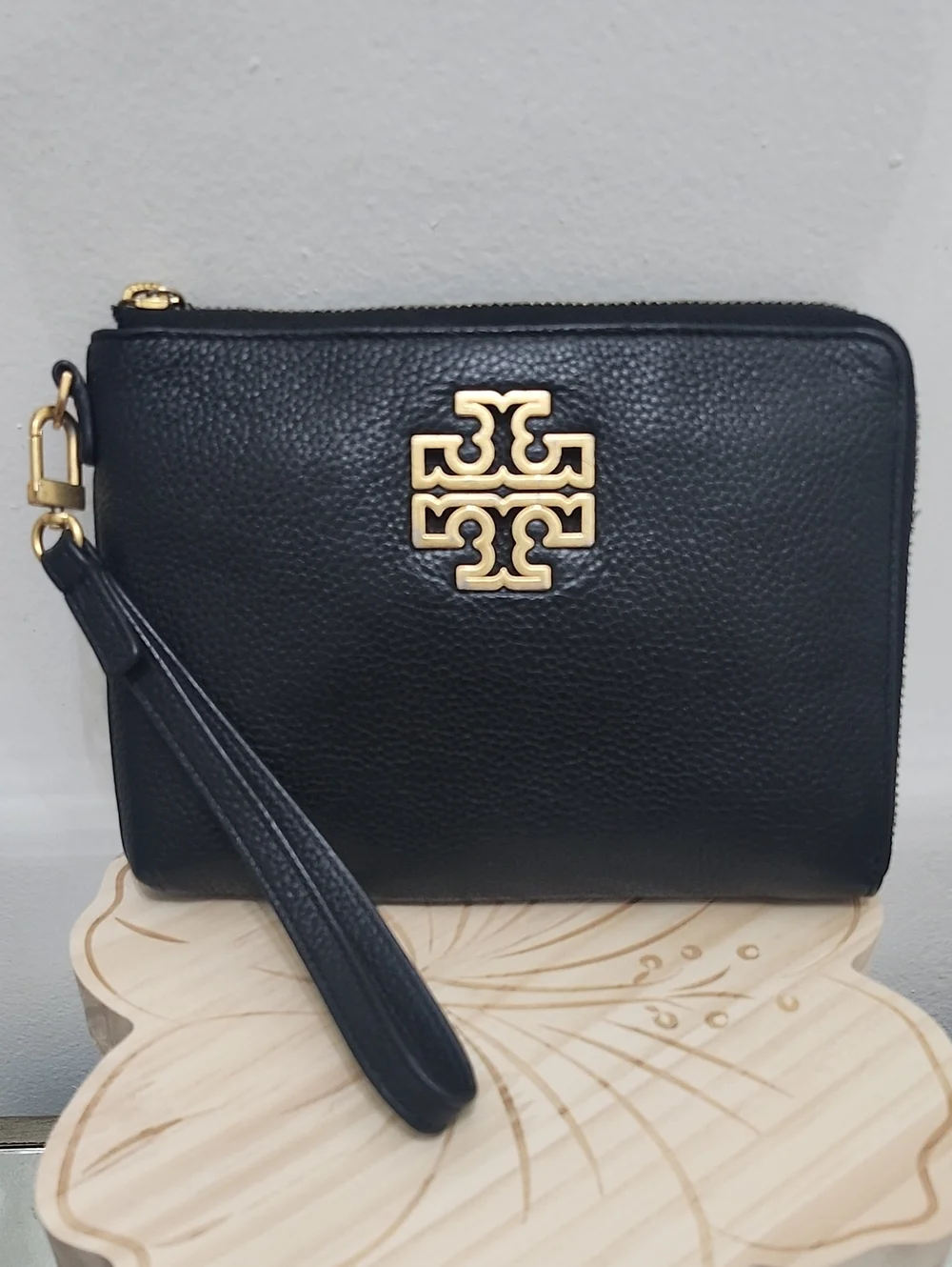 TORY BURCH Britten Large Zip Pouch Wristlet.